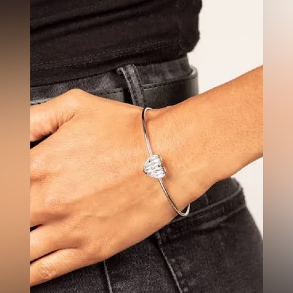 ❤️ SILVER HEART CUFF LINK BRACELET ❤️ - Picture 2 of 2
